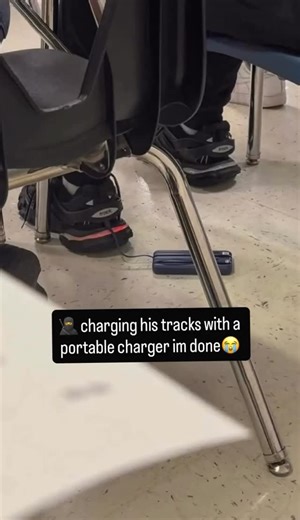 @unlimitedreels.mp4 on Instagram: "日本利用压电瓷砖将脚步转化为电能。这些瓷砖捕捉来自你脚步的动能。当你行走时，你的重量和动作会对瓷砖产生压力。瓷砖会轻微弯曲，从而产生机械应力。瓷砖内部的压电材料将这种应力转化为电能。每一步都会产生少量电荷，而数百万步结合在一起就能产生足够的电力来驱动 LED 灯、数字显示屏和传感器。在像涩谷车站这样繁忙的地方，每天大约有 240 万个脚步为这一系统作出贡献。这些电能可以被储存或立即使用，从而减少对传统电力来源的依赖，并支持可持续的城市基础设施。这种方法将日常运动转化为实用的可再生能源 #日本 #知识 #事实 #你知道吗 #推荐 #科技 #创新 #历史 #技术 #实验 #热门"