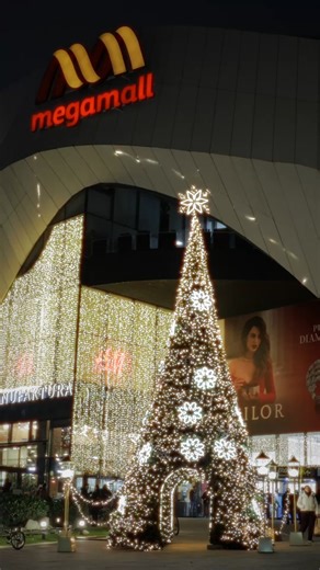 199 reactions · 15 shares | ✨ Holiday mode: ON. La Mega Mall, Sărbătorile vin cu extra sparkle, decoruri wow, surprize, experiențe și tot ce ai nevoie ca să trăiești acest sezon ca un adevărat main character. Let’s make this Christmas iconic!  | Mega Mall Bucuresti | Facebook