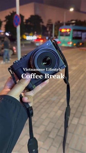 Le café à une telle importance au Vietnam que ne pas le comprendre et ne pas prendre le temps de se poser afin d’en faire l’expérience, c’est passer à côté d’une grosse partie de la culture vietnamienne ! Et justement, on voyage pour découvrir d’où ce set dédié à la pause café ! #LumixS9 | Anh Phan