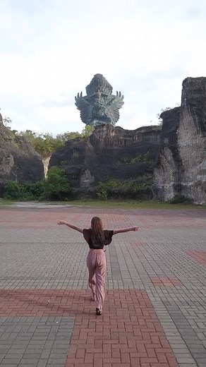 Embrace the captivatinh blend of art, culture and breathtaking views at GWK. Indulge in the beauty of Bali as you spend your holiday surrounded by the majestic Garuda Wisnu Kencana statue, immersed in cultural performances and enchanted by panoramic view. #gwkbali #holiday #panoramicview #itsholidaytime
