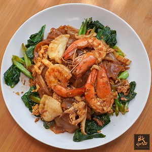 #ผัดซีอิ๊วทะเล สูตรเครื่องล้น ใครๆ ก็ทำได้!! อีกหนึ่งเมนูที่กินตั้งแต่เด็กยันโต แต่ทำกินเองทั้งทีต้องจัดเต็มเครื่องให้สุด กุ้งต้องแน่น หมึกต้องเต็ม เพราะทำกินเองจะใส่เยอะแค่ไหนก็ได้!!! เอ้าใครอยากทำกินเองแอดเอาสูตรทำผัดซีอิ๊วทะเลเองง่ายๆ ใน 1 นาที มาฝาก!! วัตถุดิบ - เส้นใหญ่ 250 กรัม - กระเทียมสับ 4 กลีบ - กุ้ง 3 ตัว - ปลาหมึก 2 ตัว - ไข่ไก่ 1 ฟอง - ผักคะน้า 2 ต้น - น้ำปลา 1 ช้อน - ซีอิ๊วขาว 1 ช้อน - น้ำตาลทราย 2 ช้อน - น้ำมันหอย 1/2 ช้อน - ซีอ๊วดำ 1/3 ช้อน - พริกไทยป่น 1 ช้อนชา วิธีทำ 1.ตั้งไฟป