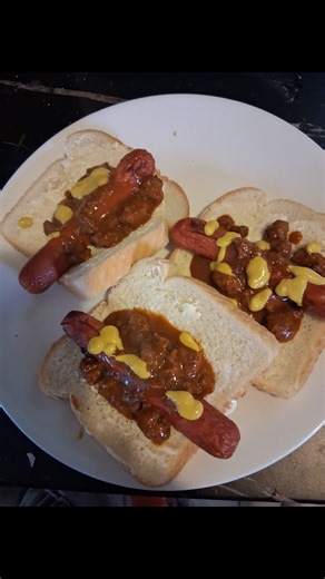 Lunch.. you can never go wrong with Chilli dogs. | Veronica Johnson