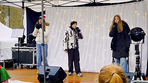 ✨️ᒍᗴ ᑭᗩᖇTIᖇᗩI✨ ️de Hoshi qu'on adore !! 😍🎶🌟 Ce matin j'ai envie de partager avec vous notre final lors de notre tout premier concert 🤩 ! On se souviendra longtemps de ce jour ✨ L'équipe organisatrice de ce marché de Noël était formidable❣️ Plein de bisous de nous 3 💋💋💋 ͙̈✩͙̈🌟✲⋆ℬℴ𝓃𝓃ℯ 𝒿ℴ𝓊𝓇𝓃ℯ́ℯ*͙̈✩͙̈🌟✲⋆ Nᴏᴇʟɪɴᴇ, Lᴏᴡᴇɴ & Eʟᴏᴀɴᴇ 👩‍👩‍👦 #Souvenirs #Inoubliable #Musique #Concert #Hoshi #Chanson #pourtoi #Eloane #Noeline #Lowen | L'envolée d'Elo