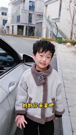 Mom Locked Her Keys in the Car… Son’s Genius Fix! 🚗 #Shorts