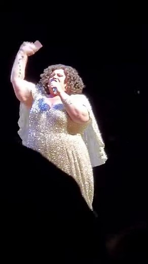 Live performance of Keala Settle singing "This is me" (From "The Greatest Showman")