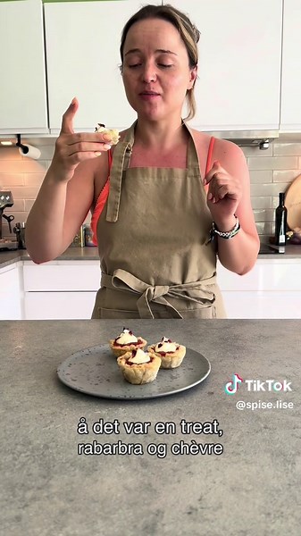 RabarbraTerte: Oppskrift for en deilig sommerdessert