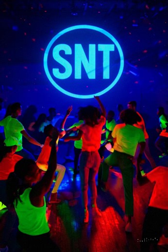 🎉 SNT-Fuif Alert! 🎉 🕺💃 Glow in the Dark Edition 🌟 Volgende week woensdag is het eindelijk zover: dé SNT-Fuif waar je niet gewoon komt feesten... maar fluo-feesten! 🌈✨ 🕘 De deuren zwaaien open om 21 uur 💸 Inkom aan de deur = 10 euro 📍Locatie: Magdalenazaal, Magdalenastraat 27, Brugge 🔥 Onze collega’s van de afdeling Informatica hebben met het AI-programma SORA een knaller van een filmpje gemaakt om je al helemaal in de sfeer te brengen… Denk: dansende mensen, knipperende lichten en fluo
