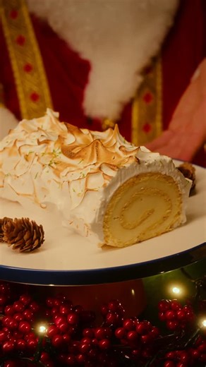 Frappe Boulangerie Urbaine on Instagram: "Il est un peu septique sur la deuxième ! Avec la suite des bons films on est souvent déçu. Il l’inspecte de loin, y va à tatillon, elle semble quand même très appétissante ! Mmmm elle est incroyable, le biscuit qui fond au contact du délicieux crémeux citron et l’abondante meringue italienne citronnée qui vient titiller le palais ! Finalement c’est comme la suite du Seigneur des Anneaux ! 🧙‍♂️"