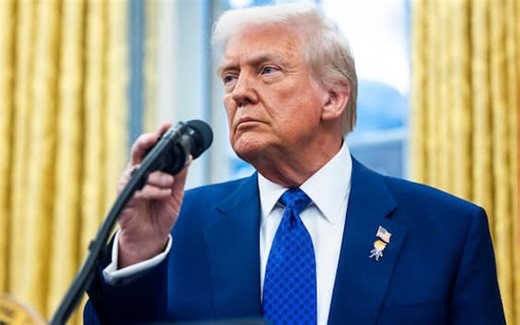 Macron risponde a Trump: "Ue introdurrà dazi reciproci su acciaio e alluminio"