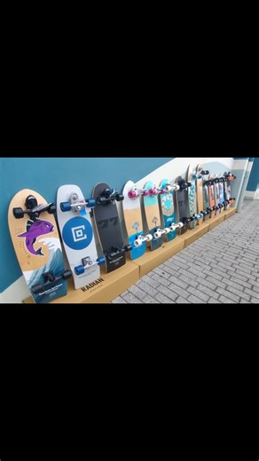 多款炙手可熱的衝浪滑板到貨啦！ 無論是逐漸從台灣走向國際的在地品牌 @radian_surf 還是已經聞名全球的 @smoothstar_taiwan 熱門款式讓人欲罷不能，小編都想剁手了~😂 強力推薦 Radian聯名款：Arthur Kor「太極錦鯉」 Radian限量款：Medusa Cat「梅杜莎貓」 SmoothStar：#77 31吋 & 32.5吋 SmoothStar：Holy 31.5吋(這款有驚喜優惠喔~) SmoothStar；Defay 31吋(這款有驚喜優惠喔~) 趕緊來衝浪福利社走一趟 跟我們一起滑出精彩生活~😍 | Switchfoot Surf Club 衝浪福利社