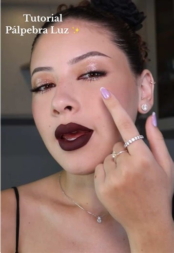 Pálpebra Luz! Uma técnica linda e super fácil ✨ (e sim, funciona em pálpebra sobreposta!!) - Contorno Cremoso Sussurro @leoniperme - Paleta Dear Diary @Ruby Rose BR - Paleta Eletric Purple @Contém1g - Lápis marrom @Payot - Delineador Glitter @Linha NiinaSecrets - Batons, uma mistura entre (jabuticali, Bordoli e Cafeli) @Quem Disse, Berenice? #tiktokbeleza #maquiagemtiktok #tutorialdemaquiagem