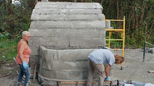 En este emocionante desafío, un grupo de intrépidos aventureros se enfrenta a la prueba definitiva: desmontar los extraños domos que construyeron en Hawái⚠️ #ConstruccionesRemotas | Discovery en Español | Facebook