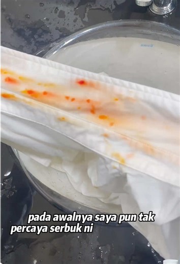 I didn’t notice anything when I put it in the water, but it was only when I picked it out that I was shocked. The same piece of clothing had a significant difference in color between the front and the back.🤣#smudge #cleaning #detergent #malaysia #recommend