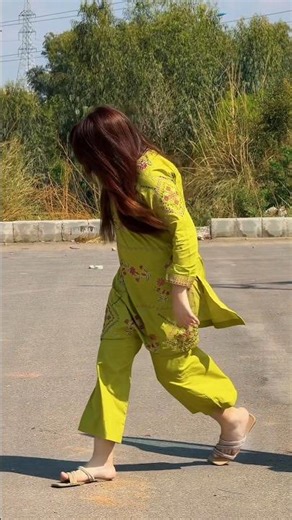Desi Beauty In Green 💚 | Stylish Walk That Went Viral. #greenoutfit #desilook #traditional