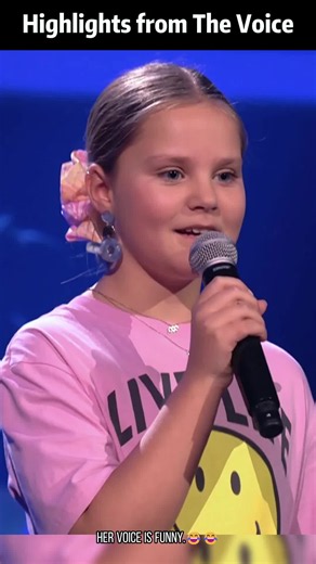 Fia performt den Song Flashlight von Jessie J zusätzlich zum Gesang in Gebärdensprache. 🥺 #VoiceKids