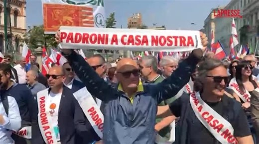 Il corteo dei Â«PatriotiÂ» a Milano: Â«Siamo qui contro la guerra e gli immigratiÂ»