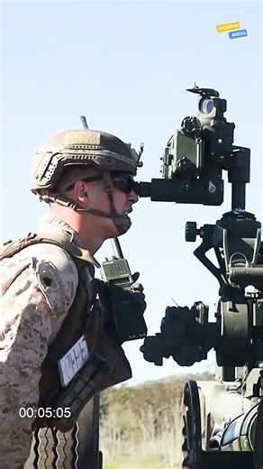 Marines set-up howitzer