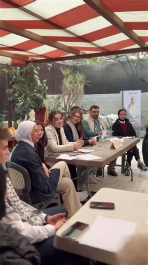 The HIVE 🐝 on Instagram‎: "🐝 The Hive English Club is back! رجعنا من جديد بدورة جديدة ومليانة حماس! 😍✨ 📢 فتحنا باب التسجيل الآن! طور مهارتك بالإنجليزي بطريقة ممتعة وتفاعلية 💬🎤 احجز مقعدك قبل ما تمتلئ المقاعد! #TheHive #EnglishClub #SpeakEnglish"‎