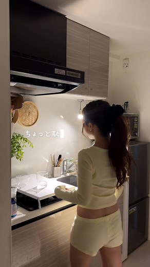 【甘辛プルコギサラダ】 ◯牛肉100g ◯しらたき 1袋 ◯ニラ ◯エノキ ◯ごま ◎しょうゆ大3 ◎砂糖大1.5 ◎コチュジャン大1/2 ◎にんにくチューブ 1cmほど ◎酒大1 ◎ごま油 大1/2 ①しらたきは耐熱容器に入れて600W3分ほどチンして粗熱をとり、水気をすてる。 ②牛肉、ニラ、えのきを入れて◎をすべてるいれる。ラップをして600W3分半ほどチン。 ③ごまをかけて完成！ #サラダ生活 #サラダレシピ #ダイエットレシピ #アラサー女子 #プルコギ