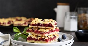 Grated currant pie in a hurry: a recipe for the simplest dough