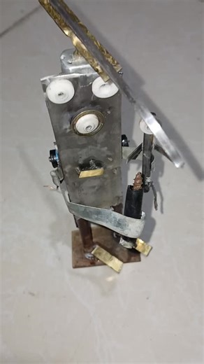 robatik on Instagram: "Mother RoboticsSimple Rotating Robot Craft from Recycled Materials In this tutorial, you will learn how to make a simple and attractive rotating robot with recycled materials. This craft is suitable for children and teenagers and is made using simple yet creative materials. ✏ Materials needed: ⦁ Plastic sheets or ice cream cartons (popcorn) ⦁ Plastic tape or plastic cups ⦁ Strong glue or hot glue ⦁ Wire or plastic tape blades ⦁ Batteries and power cords ⦁ Electrical plugs 