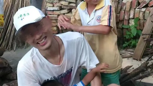 32岁程序员猝死被认定工伤！事发监控曝光：在电梯里倒下，再没站起来_腾讯新闻