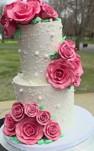 Vanilla + strawberry + buttercream = wedding perfection 🤍🌹Custom wedding cake by AHTA Cakes
