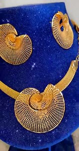 Ouuhhh ce genre d'Ensemble imitation Or  #prix :10 000f Possibilité de prendre balle +225 07 87 37 49 40 01 71 61 43 41 Nous sommes situés Abidjan #Abobo 14eme #Abidjan:paiement à la livraison #livraison Partout à Partout #Dentelle #coton #soiewax #bijoux #pagnewax #model #chamtoum #Dempé #legévoile #brodé #FoulardFemme #OR | Incharlla Boutik | Facebook