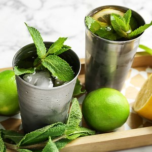 How to make a classic Mint Julep Cocktail - Absolut Drinks