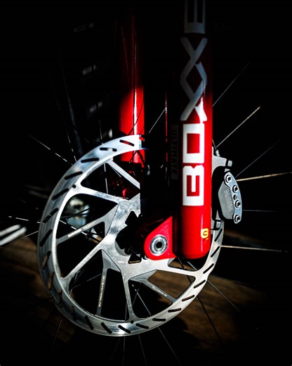 When tuning Maven, start with the smallest rotor size your frame and fork allow—that’s your baseline. From there, braking power increases by 14% with every 20mm jump in rotor size, giving you an effective way to dial in exactly how much power you need. Max Alran of Commencal Muc-Off runs 220mm HS2 rotors on his Commencal Supreme V5 to match his riding style and the extreme braking demands of the World Cup circuit. Learn more about tuning Maven to match your needs: https://bit.ly/3NzuyKj Video/Ph