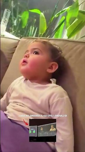Thiago Corona guarda la TV con mamma Sara!👀📺