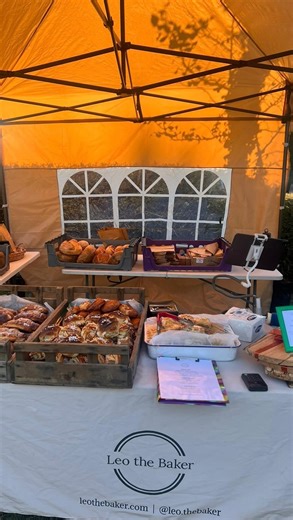 It’s a beautiful winters morning here @knockholtfarmersmarket ❄️☀️ we’ve got a beautiful selection of this mornings bakes for you as well - AND some Christmas gifts 🎁 • Find me (and many other local stall holders) in the grounds of @coolingsgardencentre on Rushmore Hill from 10am-3pm. Cash or card payments available. See you soon, Leo 🙌🏾 • #leothebaker #knockholtfarmersmarket #coolingsgardencentre #freshbread #sourdough #realbread #sevenoaks #sevenoaksmums #otford #knockholt #knockholtmums #b