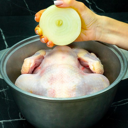 111K views · 133 reactions | Det berömda franska kycklingreceptet som har samlat miljontals visningar! Ingredienser: hel kyckling: 1 st vatten: 2 l lök: 1 st vitlök : 20 g selleri: 100 g lagerblad: 2 st persilja: 15 g svartpeppar hel: 5 g salt: 5 g herbes de Provence: 5 g olja: 30 ml senap: 10 g herbes de Provence: 4 g potatis: 500 g svartpeppar: 5 g salt: 5 g herbes de Provence: 5 g chiliflingor: 3 g olja: 30 ml lök: 1 st | Smarrig.tv | Facebook