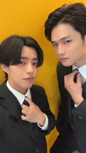 ifの世界で恋がはじまる《ドラマフィル公式》 on Instagram: ". \ #イフ恋 𝙏𝙞𝙠𝙏𝙤𝙠更新🆙 / クールな加納( #醍醐虎汰朗 )と 大狼( #中川大輔 )をお届け✨ ▼フォローもお待ちしていますᕷ*.° https://vt.tiktok.com/ZSffRoRhV/ #ドラマフィル #ifの世界で恋がはじまる ⋅.˳˳.⋅ॱ˙˙ॱ⋅.˳˳.⋅ॱ˙˙ॱᐧ.˳˳.⋅⋅.˳˳.⋅ॱ 〘放送情報〙 ▷ MBS 毎週木曜深夜 25:29～ ▷ tvk 毎週木曜深夜 25:00～ 〘配信情報〙 TVer、MBS動画イズムで見逃し配信1週間あり FODで見放題独占配信！ 〘あらすじ〙 技術職から営業部に異動して1年。専門知識はあるが口下手な加納彰人（醍醐虎汰朗）は、職場に馴染めず孤独な日々を送っていた。同期で営業部のエース・大狼誠司（中川大輔）とは、あるトラブルをきっかけに関係がこじれてしまい、憧れと劣等感の狭間で揺れている。ある満月の夜、彰人はふらりと立ち寄った神社で、古びた鏡を見つける。そこには「この鏡を見た人のなりたい姿が現れ、いつか本当にその姿へたどりつ