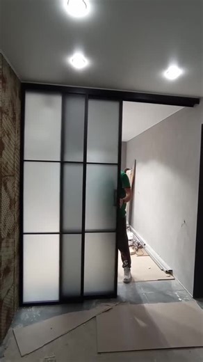 Межкомнатная перегородка каскад, верхнеподвесная система, стекло серое матовое #ФормулаСтекла #ОткатнаяДверь #ЛофтПерегородка #ПерегородкиСПб #Лофт