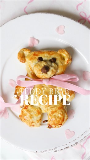 Lauren Nicole | Motherhood, Style + Lifestyle Creator on Instagram: "Teddy Bear Puff Pastries 🧸✨🎀 Instructions: 🧸cut out two bears per pastry with puff pastry dough 🧸add filling 🧸shape face, belly, arms, legs, nose and ears over filling 🧸chill in refrigerator for 30-45 minutes 🧸egg wash the bear pastry (egg yolk, splash of milk and cinnamon) 🧸bake at 400°F for 18-20 minutes enjoy - they are delicious. Tips: you want the dough to be chilled prior to baking to keep its shape. You can bake 