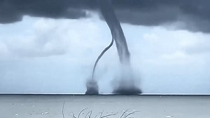 Zwei riesige Wasserhosen rasen über Podelta
