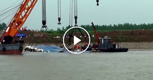 Video: Yangtze River cruise ship lifted