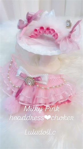 Luludoll.cスタッフ on Instagram: "★ ❤︎ ミルキーピンク ヘッドドレス・チョーカーセット❤︎ ‥‥………………………………………… 毎月10日に発売する限定品 《毎月ルルドールcollection》 ★1月10日(土)20:30発売 （20:00よりルルドールインスタライブで詳細発表！） ★ルルドールオンラインショップhttp://kasyu-luludoll-shop.com/ ピンクのフリルやチュールをたくさん重ねたエアリーなヘッドドレスとチョーカーのセット♡ ピンクのポンポンやパールが胸元で揺れる 可愛いさいっぱいのチョーカーと ピンクのリボンがたくさんついたヘッドドレスの ピンクガーリーなセットです❤︎ ※お届けは1月中旬頃を予定しております。 model:みゆう ‥‥………………………………………… 《毎月！ルルドールコレクション》とは？！ 毎月10日に限定発売されるプレミアム限定商品《毎月ルルドール》 毎月ルルドールの商品はお楽しみ企画つき♡ お写真撮ってインスタグラムにアップしてエントリー！ 選ばれた1枚のお写真が「毎月！ルルドールファッション