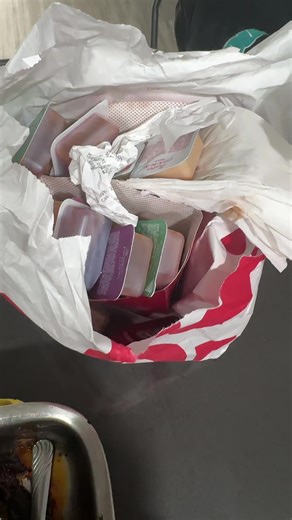 If we get chicken nuggies everyone gets chicken nuggies🥹☝🏼❤️ #fyp #staciiita #parati #frenchies #frenchiesoftiktok