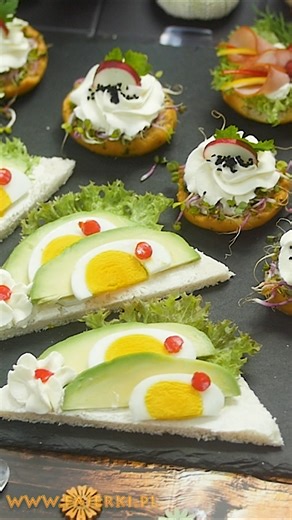 Crostini is an Italian appetizer consisting of small slices of grilled or toasted bread and additives. To prepare these delicious snacks, I used crisp bread with garlic and parsley. These little crostini are perfect for home parties, occasional and company meetings. Avocado is a healthier plant alternative to butter, which is why an avocado sandwich makes such a sensation, combined with an egg, it is a great proposition not only for breakfast. Thinly sliced ​​avocado and an egg, laid on a soft t