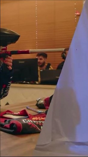 MCFLY SE PREND UNE BALLE DE PAINTBALL