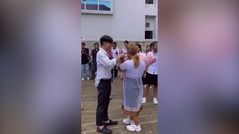 Boyfriend surprises girlfriend with marriage proposal on graduation day