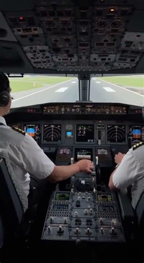 Inside the Cockpit | Real Flight Moments & Pilot Action