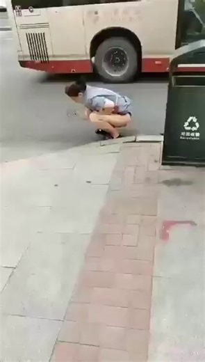Why do some Chinese 🇨🇳 people defecate directly in the street? Can anyone explain this? This kind of behavior is unique to nowhere else in the world.