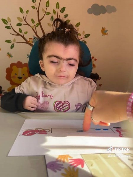 Calendario dell’Avvento di Mimola – Giorno 9 ✨ Anche oggi Simona non stava molto bene, ma abbiamo comunque provato a fare insieme l’attività del giorno 9. Non si è divertita tantissimo, proprio perché non si sente in forma… però aveva voglia di farla, e questo per me vale tutto. È stata attenta, collaborativa, e alla fine ci siamo concessi un momento di gioco con la sua macchinina, come vedrete nel video. 🚗💗 Anche il giorno 9 è andato. E io spero davvero che nei prossimi giorni possa stare un 