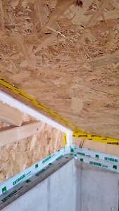 OSB-Platten: Mehr als nur ein Konstruktionsmaterial Wusstest du, dass OSB-Platten im Dachausbau nicht nur stabil und tragfähig sind? 💪 Sie übernehmen auch eine intelligente Funktion als natürliche Dampfbremse! Dank ihrer bauphysikalischen Eigenschaften können sie Feuchtigkeit aufnehmen und wieder abgeben – für ein ausgeglichenes Raumklima und mehr Bausubstanz-Schutz. 🌤️ Euer Team vom Ingenieurbüro Munzinger ☺️ #Ingenieurbüro #Statik #Brandschutz #Ingenieurwesen #Bauingenieur #Gebäudesicherheit
