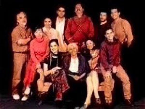 Entre Villa y Una Mujer Desnuda / Between Pancho Villa... - Teatro de la Luna