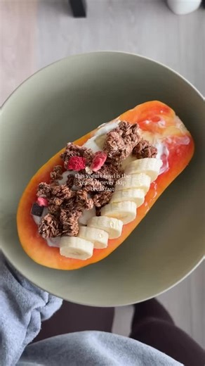 Consider this your weekend breakfast inspo 🤤 🥣 Love Crunch Dark Chocolate & Red Berries Granola papaya yogurt bowl by @laurcipe | Nature's Path Organic