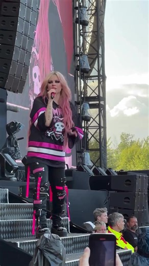 Sk8er Boi live 🎸 🎤 #skaterboy #avrillavigne #fy